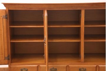 中古　美品　横浜ダニエル風　アーリーアメリカン　洗練された上品さが魅力的なサイドボード(収納棚、戸棚、キャビネット)(R-051352)