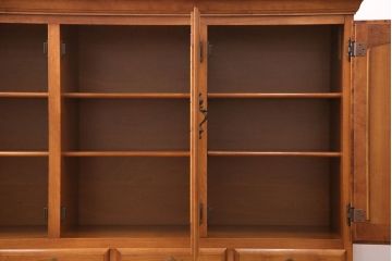 中古　美品　横浜ダニエル風　アーリーアメリカン　洗練された上品さが魅力的なサイドボード(収納棚、戸棚、キャビネット)(R-051352)