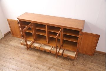 中古　美品　横浜ダニエル風　アーリーアメリカン　洗練された上品さが魅力的なサイドボード(収納棚、戸棚、キャビネット)(R-051352)