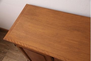 中古　美品　横浜ダニエル風　アーリーアメリカン　洗練された上品さが魅力的なサイドボード(収納棚、戸棚、キャビネット)(R-051352)