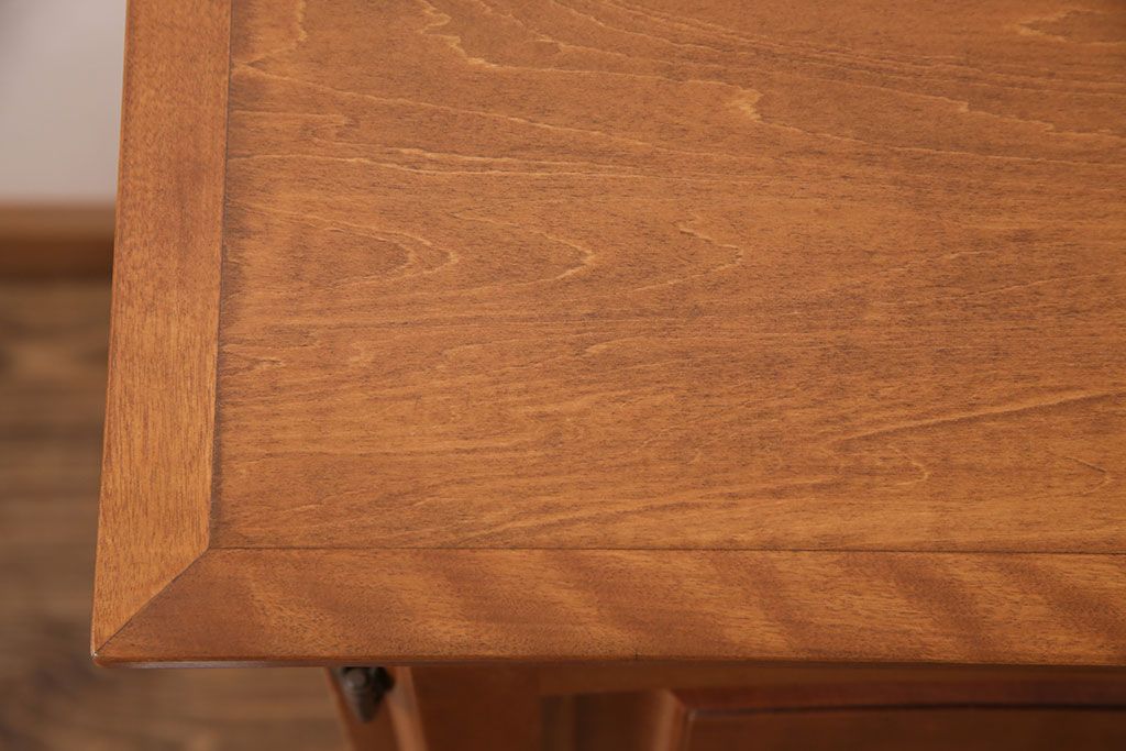 中古　美品　横浜ダニエル風　アーリーアメリカン　洗練された上品さが魅力的なサイドボード(収納棚、戸棚、キャビネット)(R-051352)