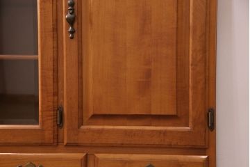 中古　美品　横浜ダニエル風　アーリーアメリカン　洗練された上品さが魅力的なサイドボード(収納棚、戸棚、キャビネット)(R-051352)