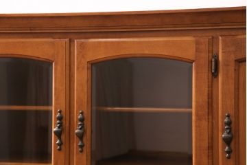 中古　美品　横浜ダニエル風　アーリーアメリカン　洗練された上品さが魅力的なサイドボード(収納棚、戸棚、キャビネット)(R-051352)