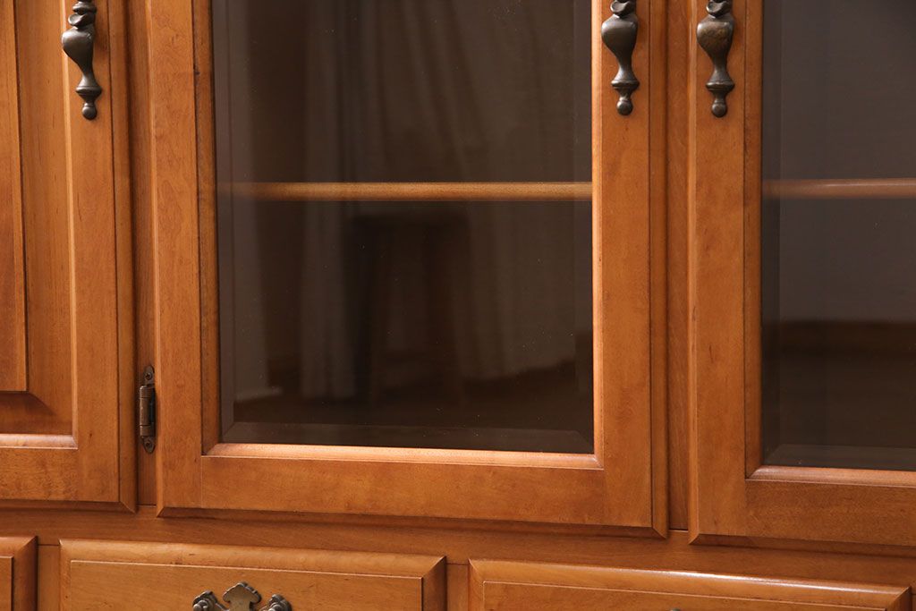 中古　美品　横浜ダニエル風　アーリーアメリカン　洗練された上品さが魅力的なサイドボード(収納棚、戸棚、キャビネット)(R-051352)