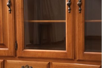 中古　美品　横浜ダニエル風　アーリーアメリカン　洗練された上品さが魅力的なサイドボード(収納棚、戸棚、キャビネット)(R-051352)