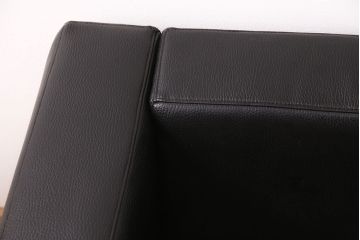 中古　合皮　リプロダクト品　ル・コルビュジエデザインのLC2ソファ(1人掛け、アームチェア)(R-051354)