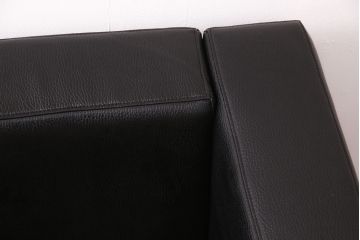 中古　合皮　リプロダクト品　ル・コルビュジエデザインのLC2ソファ(1人掛け、アームチェア)(R-051354)
