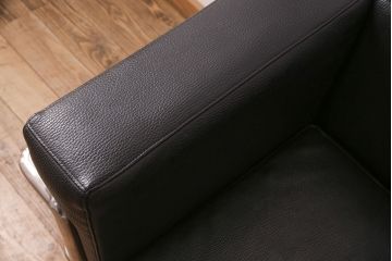 中古　合皮　リプロダクト品　ル・コルビュジエデザインのLC2ソファ(1人掛け、アームチェア)(R-051354)