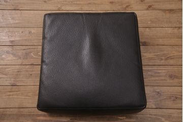 中古　合皮　リプロダクト品　ル・コルビュジエデザインのLC2ソファ(1人掛け、アームチェア)(R-051354)