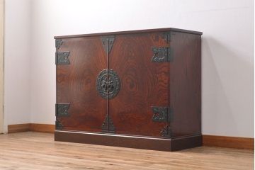 中古　美品　岩谷堂箪笥　菊幸作　当店リメイク(ヒノキ天板・台輪付き)　前面の木目が存在感を放つ衣装盆付きサイドチェスト(引き出し、着物箪笥、収納棚、サイドボード)(R-051356)