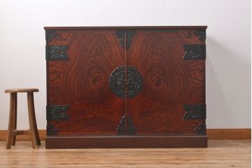 中古　美品　岩谷堂箪笥　菊幸作　当店リメイク(ヒノキ天板・台輪付き)　前面の木目が存在感を放つ衣装盆付きサイドチェスト(引き出し、着物箪笥、収納棚、サイドボード)(R-051356)