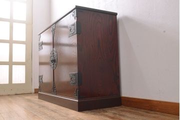 中古　美品　岩谷堂箪笥　菊幸作　当店リメイク(ヒノキ天板・台輪付き)　前面の木目が存在感を放つ衣装盆付きサイドチェスト(引き出し、着物箪笥、収納棚、サイドボード)(R-051356)