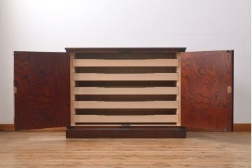 中古　美品　岩谷堂箪笥　菊幸作　当店リメイク(ヒノキ天板・台輪付き)　前面の木目が存在感を放つ衣装盆付きサイドチェスト(引き出し、着物箪笥、収納棚、サイドボード)(R-051356)