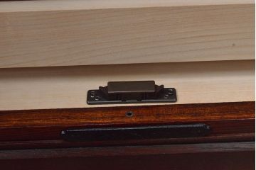 中古　美品　岩谷堂箪笥　菊幸作　当店リメイク(ヒノキ天板・台輪付き)　前面の木目が存在感を放つ衣装盆付きサイドチェスト(引き出し、着物箪笥、収納棚、サイドボード)(R-051356)