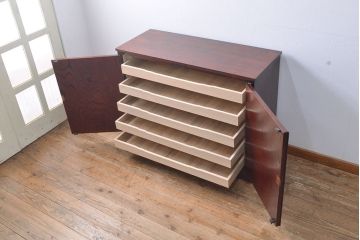 中古　美品　岩谷堂箪笥　菊幸作　当店リメイク(ヒノキ天板・台輪付き)　前面の木目が存在感を放つ衣装盆付きサイドチェスト(引き出し、着物箪笥、収納棚、サイドボード)(R-051356)