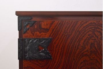 中古　美品　岩谷堂箪笥　菊幸作　当店リメイク(ヒノキ天板・台輪付き)　前面の木目が存在感を放つ衣装盆付きサイドチェスト(引き出し、着物箪笥、収納棚、サイドボード)(R-051356)