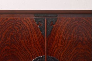 中古　美品　岩谷堂箪笥　菊幸作　当店リメイク(ヒノキ天板・台輪付き)　前面の木目が存在感を放つ衣装盆付きサイドチェスト(引き出し、着物箪笥、収納棚、サイドボード)(R-051356)