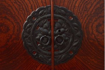 中古　美品　岩谷堂箪笥　菊幸作　当店リメイク(ヒノキ天板・台輪付き)　前面の木目が存在感を放つ衣装盆付きサイドチェスト(引き出し、着物箪笥、収納棚、サイドボード)(R-051356)