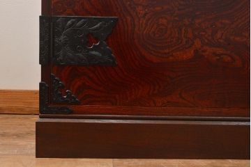 中古　美品　岩谷堂箪笥　菊幸作　当店リメイク(ヒノキ天板・台輪付き)　前面の木目が存在感を放つ衣装盆付きサイドチェスト(引き出し、着物箪笥、収納棚、サイドボード)(R-051356)