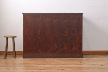中古　美品　岩谷堂箪笥　菊幸作　当店リメイク(ヒノキ天板・台輪付き)　前面の木目が存在感を放つ衣装盆付きサイドチェスト(引き出し、着物箪笥、収納棚、サイドボード)(R-051356)
