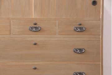 中古　かくし付き　引手金具の意匠が上品な雰囲気を高める加茂総桐箪笥(並厚、総桐たんす、衣装箪笥、和タンス、整理タンス)(定価約70万円)(R-051358)