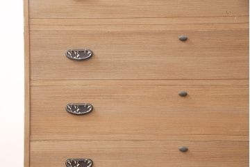 中古　かくし付き　引手金具の意匠が上品な雰囲気を高める加茂総桐箪笥(並厚、総桐たんす、衣装箪笥、和タンス、整理タンス)(定価約70万円)(R-051358)
