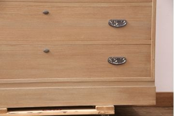中古　かくし付き　引手金具の意匠が上品な雰囲気を高める加茂総桐箪笥(並厚、総桐たんす、衣装箪笥、和タンス、整理タンス)(定価約70万円)(R-051358)