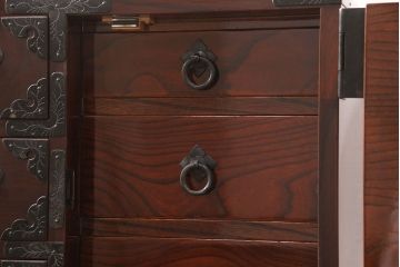 和製ヴィンテージ　手造り工芸家具　木地呂塗り　凝った意匠金具が目を惹く、漆塗りが美しい仙台箪笥(衣装箪笥、引き出し、和タンス、ビンテージ)(R-051359)
