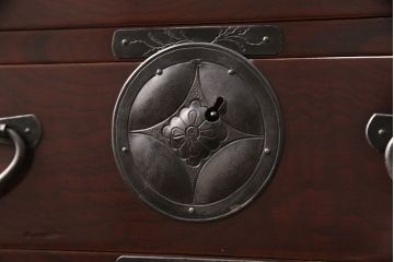 和製ヴィンテージ　手造り工芸家具　木地呂塗り　凝った意匠金具が目を惹く、漆塗りが美しい仙台箪笥(衣装箪笥、引き出し、和タンス、ビンテージ)(R-051359)