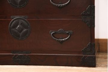 和製ヴィンテージ　手造り工芸家具　木地呂塗り　凝った意匠金具が目を惹く、漆塗りが美しい仙台箪笥(衣装箪笥、引き出し、和タンス、ビンテージ)(R-051359)