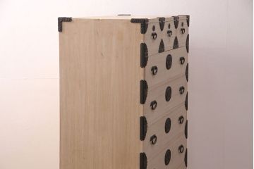 中古　国産　手造り　明るい木肌に黒い金具が映える総桐箪笥(衣装箪笥、和タンス、引き出し、チェスト、桐たんす)(R-051360)
