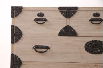 中古　国産　手造り　明るい木肌に黒い金具が映える総桐箪笥(衣装箪笥、和タンス、引き出し、チェスト、桐たんす)(R-051360)