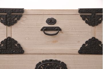 中古　国産　手造り　明るい木肌に黒い金具が映える総桐箪笥(衣装箪笥、和タンス、引き出し、チェスト、桐たんす)(R-051360)