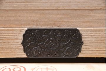 中古　国産　手造り　明るい木肌に黒い金具が映える総桐箪笥(衣装箪笥、和タンス、引き出し、チェスト、桐たんす)(R-051360)