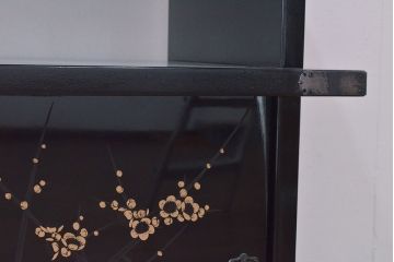 和製ヴィンテージ　民芸家具　漆塗り風　梅図が美しい飾り棚(茶棚、ビンテージ)(R-051361)