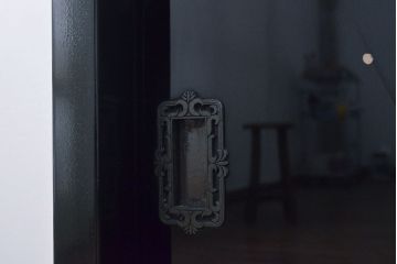 和製ヴィンテージ　民芸家具　漆塗り風　梅図が美しい飾り棚(茶棚、ビンテージ)(R-051361)