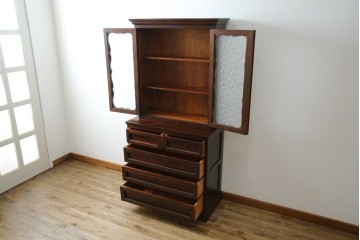 和製ヴィンテージ　国産職人手作り　手造り民芸家具　ガラス扉のデザインがおしゃれなキャビネット　(R-051362)