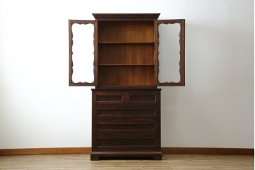 和製ヴィンテージ　国産職人手作り　手造り民芸家具　ガラス扉のデザインがおしゃれなキャビネット　(R-051362)