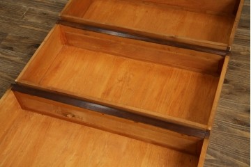 和製ヴィンテージ　国産職人手作り　手造り民芸家具　ガラス扉のデザインがおしゃれなキャビネット　(R-051362)