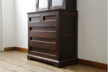 和製ヴィンテージ　国産職人手作り　手造り民芸家具　ガラス扉のデザインがおしゃれなキャビネット　(R-051362)