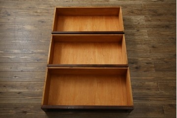 和製ヴィンテージ　国産職人手作り　手造り民芸家具　ガラス扉のデザインがおしゃれなキャビネット　(R-051362)