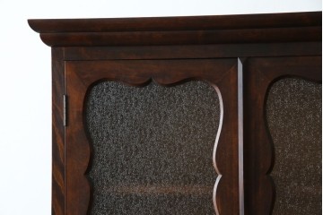 和製ヴィンテージ　国産職人手作り　手造り民芸家具　ガラス扉のデザインがおしゃれなキャビネット　(R-051362)