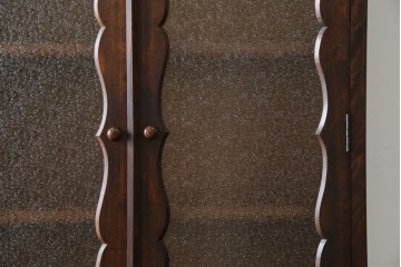 和製ヴィンテージ　国産職人手作り　手造り民芸家具　ガラス扉のデザインがおしゃれなキャビネット　(R-051362)