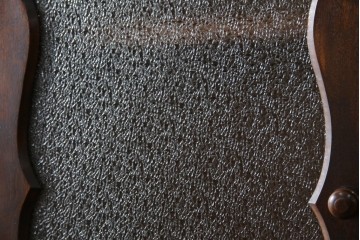 和製ヴィンテージ　国産職人手作り　手造り民芸家具　ガラス扉のデザインがおしゃれなキャビネット　(R-051362)