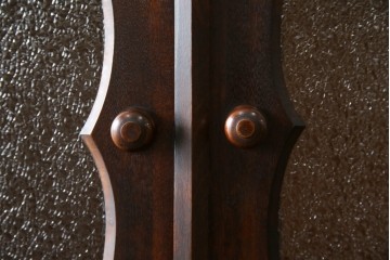 和製ヴィンテージ　国産職人手作り　手造り民芸家具　ガラス扉のデザインがおしゃれなキャビネット　(R-051362)