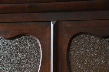 和製ヴィンテージ　国産職人手作り　手造り民芸家具　ガラス扉のデザインがおしゃれなキャビネット　(R-051362)