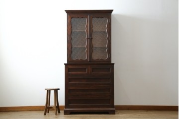 和製ヴィンテージ　国産職人手作り　手造り民芸家具　ガラス扉のデザインがおしゃれなキャビネット　(R-051362)