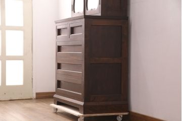 和製ヴィンテージ　国産職人手作り　手造り民芸家具　ガラス扉のデザインがおしゃれなキャビネット(松本民芸家具風、ブックケース、収納棚、本箱、戸棚、食器棚、カップボード、ビンテージ)(R-051362)
