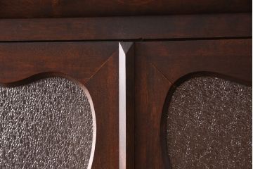 和製ヴィンテージ　国産職人手作り　手造り民芸家具　ガラス扉のデザインがおしゃれなキャビネット(松本民芸家具風、ブックケース、収納棚、本箱、戸棚、食器棚、カップボード、ビンテージ)(R-051362)