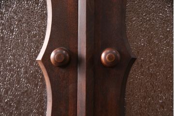 和製ヴィンテージ　国産職人手作り　手造り民芸家具　ガラス扉のデザインがおしゃれなキャビネット(松本民芸家具風、ブックケース、収納棚、本箱、戸棚、食器棚、カップボード、ビンテージ)(R-051362)